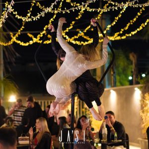 Danzatrici acrobate durante un evento