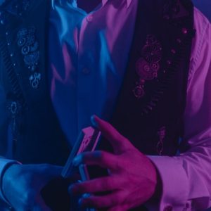 mago prestigiatore che fa magia con le carte