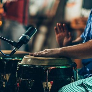 musicista percussionista durante una sessione live