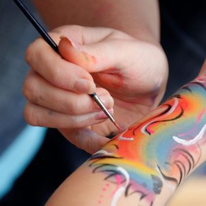 Disegno colorato su braccio